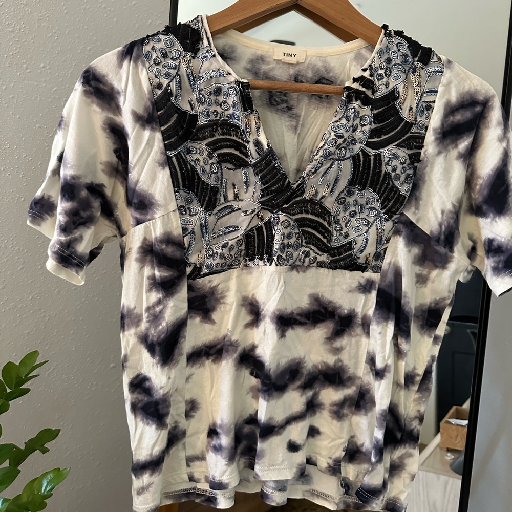 Anthropologie tie die embellished t-shirt - XS.
